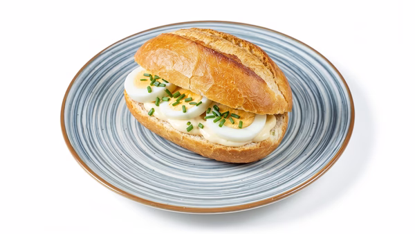 Brötchen mit Ei